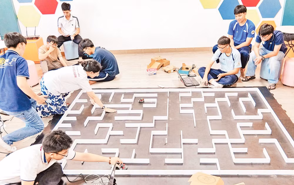 Thử nghiệm hoạt động robot trước khi tham gia cuộc thi. Ảnh: CLB BotBee