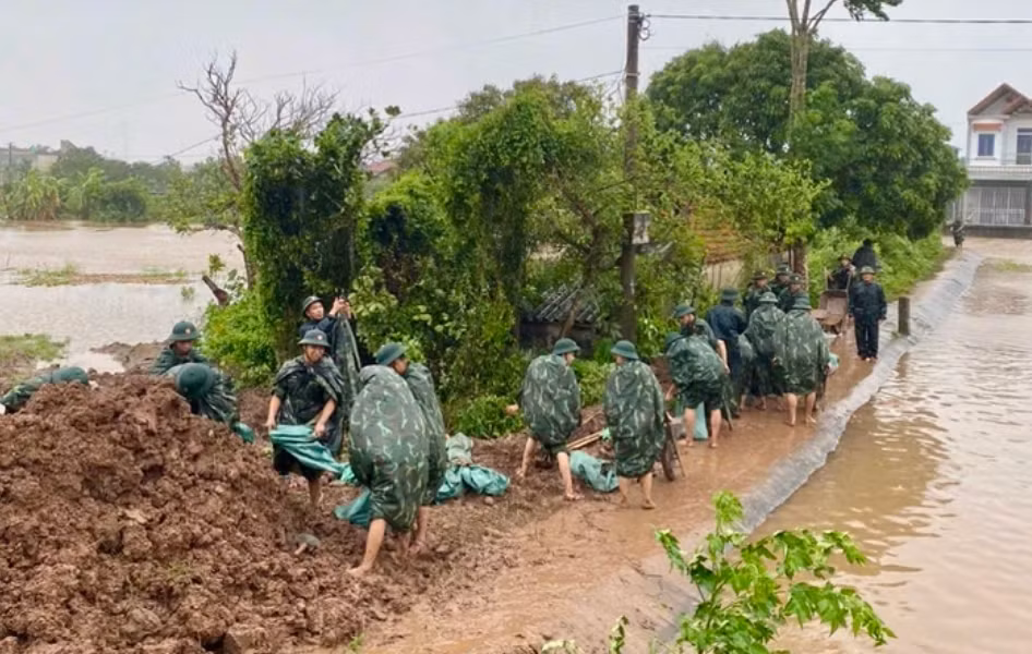 Lực lượng chức năng cùng chính quyền và nhân dân xã Hồng Vũ khắc phục sự cố đê điều. 