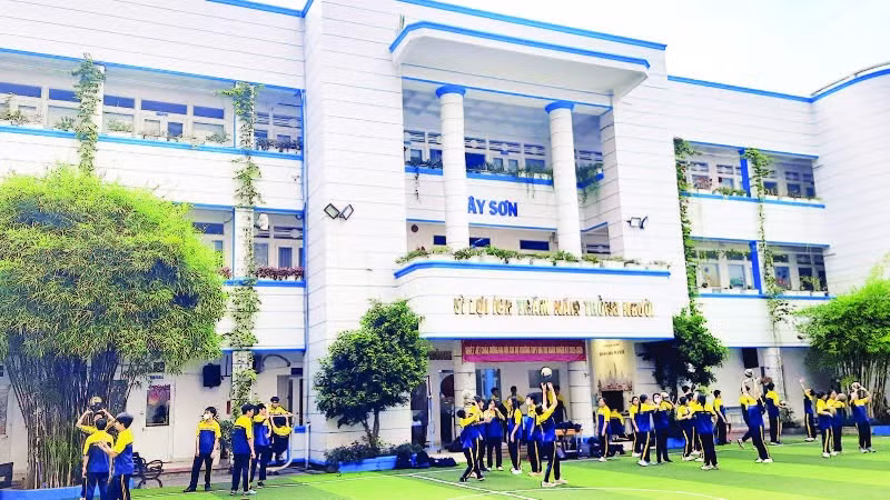 Học sinh Trường THPT Bùi Thị Xuân, phường Bến Thành tham gia hoạt động thể dục thể thao tại nhà trường.
