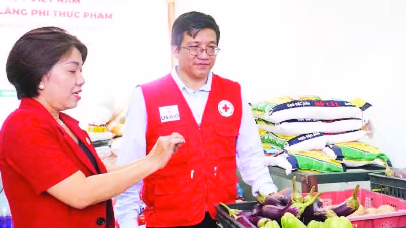 Anh Trần Đình Nam bên Kho thực phẩm cộng đồng.