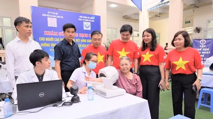 Người cao tuổi phường Việt Hưng được các y, bác sĩ thăm khám sức khỏe trong Ngày Sức khỏe toàn dân do thành phố Hà Nội tổ chức gần đây. Nguồn: Cổng Thông tin điện tử thành phố Hà Nội