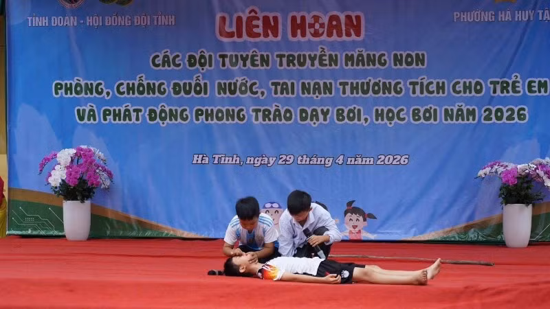 Trước khi kết thúc năm học, nhiều trường học đã kết hợp với Đoàn Thanh niên tổ chức tuyên truyền các kỹ năng phòng, chống đuối nước cho học sinh. Nguồn: Đoàn Thanh niên