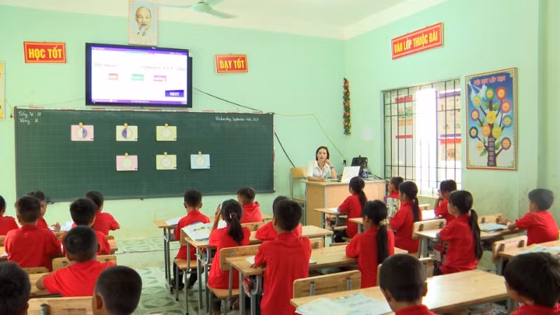 Cô Lô Thị Minh Huế, giáo viên Trường PTDTBT Tiểu học Mậu Long (Tuyên Quang) dạy tiếng Anh cho học sinh.