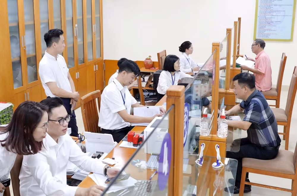 Khi bỏ cấp trung gian, áp lực công việc không mất đi mà trái lại, dồn toàn bộ xuống cấp cơ sở.