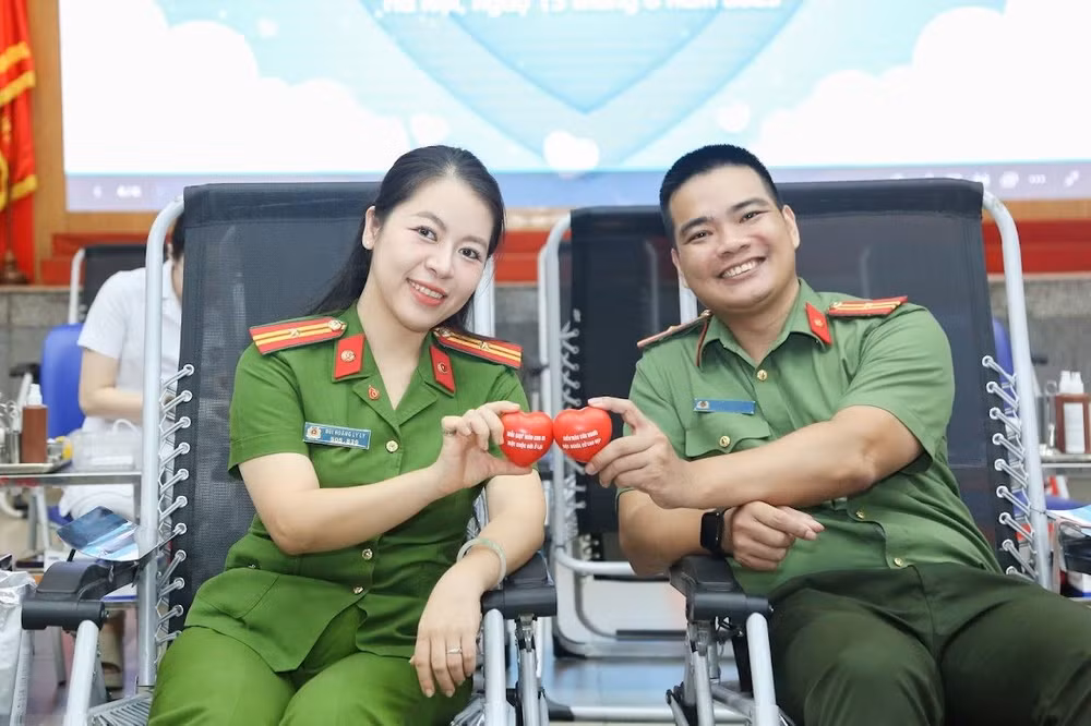 Chị Ly và anh Nguyên là những tấm gương tiêu biểu trong phong trào hiến máu tình nguyện. Ảnh: Nhân vật cung cấp, thời điểm chị Ly chưa được thăng quân hàm Trung tá