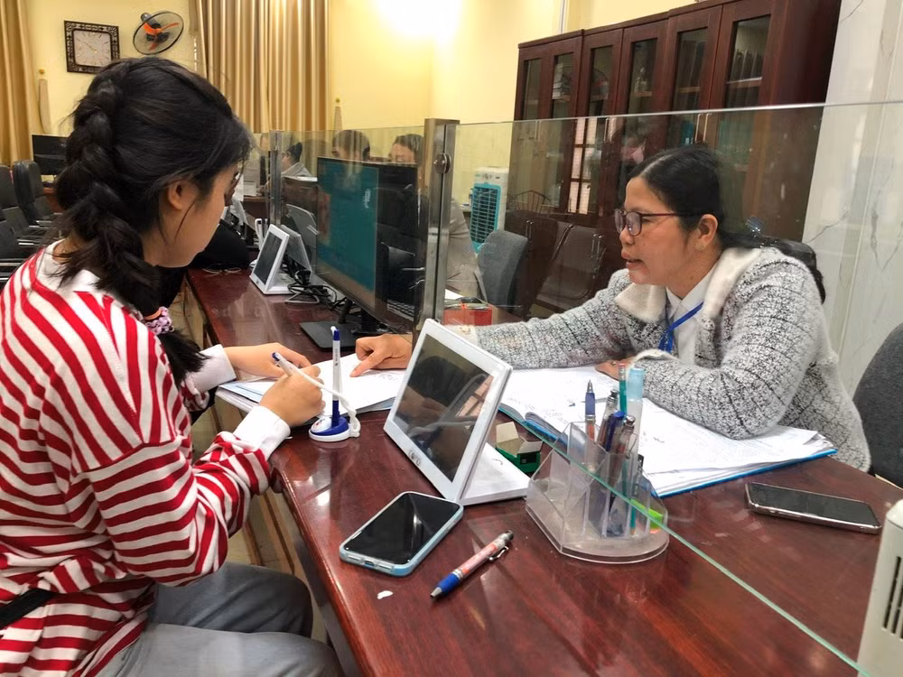 Cán bộ Trung tâm Phục vụ hành chính công xã Lương Bằng hướng dẫn người dân làm thủ tục hành chính.