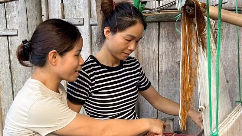 Hai chị em Vi Thị Thức và Vi Thị Linh có thể dệt nhiều họa tiết cổ phức tạp. Ảnh: HUY THỨC