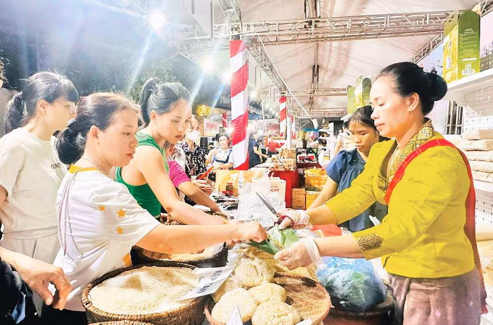 Một gian hàng trong tuần lễ nông sản và thực phẩm an toàn do tỉnh Sơn La tổ chức tại thành phố Hải Phòng.