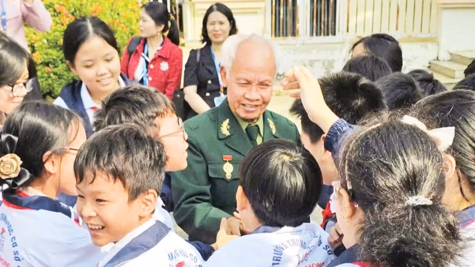Cựu tù Côn Đảo giao lưu, kể chuyện với giáo viên và học sinh trên địa bàn thành phố Bắc Ninh. Ảnh: Lâm Anh