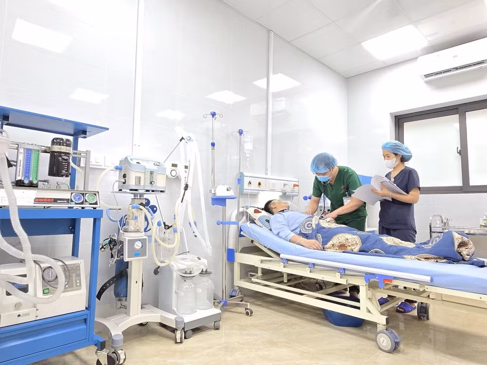 Các bác sĩ đang thăm khám bệnh cho người dân tại Bệnh viện Nam Lương Sơn.