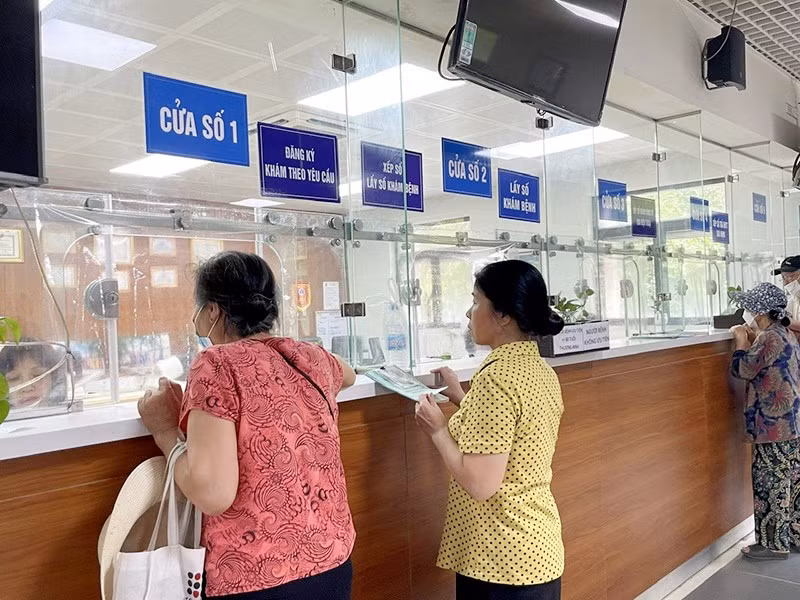 Người bệnh đăng ký khám tại Bệnh viện Hữu Nghị.