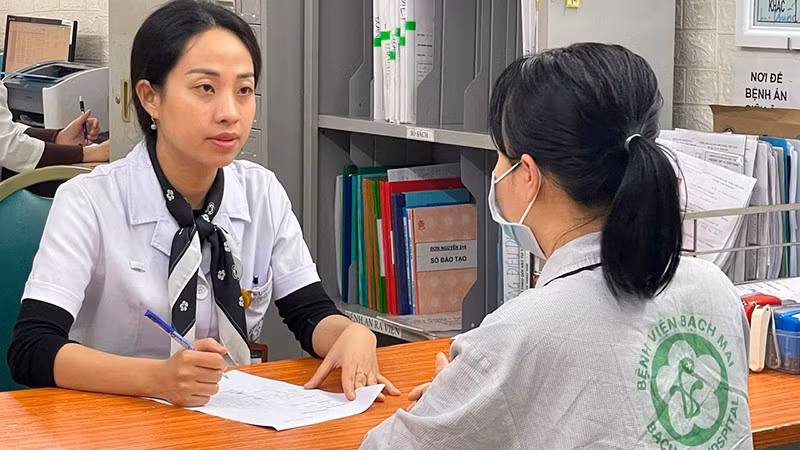 Nhân viên y tế tư vấn cho bệnh nhân ung thư đang điều trị tại Bệnh viện Bạch Mai.