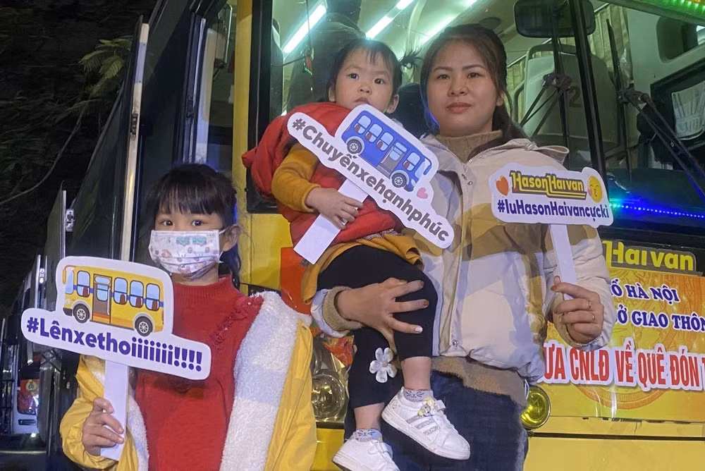xe-cong-doan-dua-cong-nhan-ve-que-an-tet-hoi-hop-khong-ngu-duoc-vi-lo-cham-chuyen-20230119090503.jpg