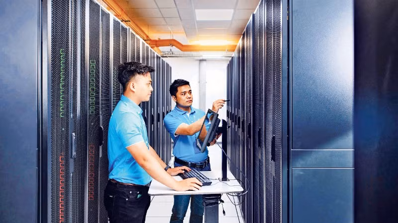 Trung tâm Dữ liệu của CMC Telecom - Data Center đầu tiên tại Việt Nam sở hữu trọn bộ ba chứng chỉ Uptime Tier III (Thiết kế, Xây dựng và Vận hành bền vững) khẳng định năng lực hạ tầng đạt chuẩn quốc tế về độ tin cậy, an toàn và tính sẵn sàng cao. Ảnh: CMC