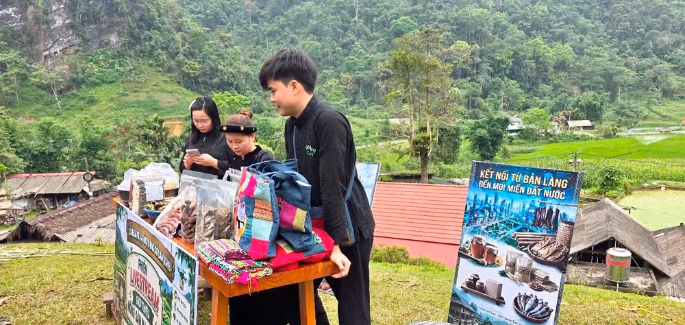 Một phiên livestream bán nông sản, hỗ trợ bà con phát triển kinh tế, xây dựng quê hương.