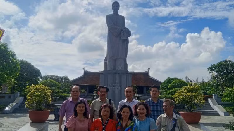 Đoàn văn nghệ sĩ Hà Nội đi thực tế sáng tác tại xã Lê Quý Đôn, tỉnh Hưng Yên. Ảnh: CHÍNH BÌNH