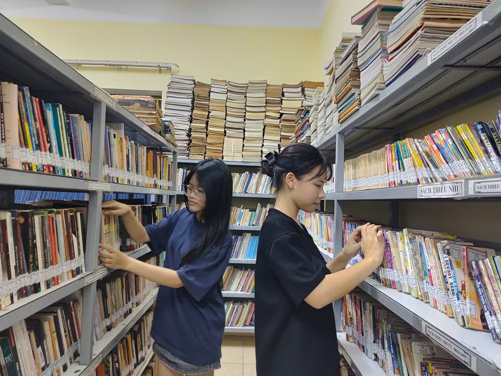 Học sinh Bình Vọng, xã Thường Tín (Hà Nội) tích cực khai thác “bồ tri thức” của làng. Ảnh: VĂN HỌC