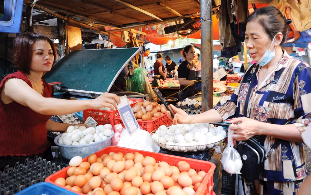 Người dân phải cân nhắc kỹ khi đi chợ sao cho hợp túi tiền. Ảnh | Khiếu Minh
