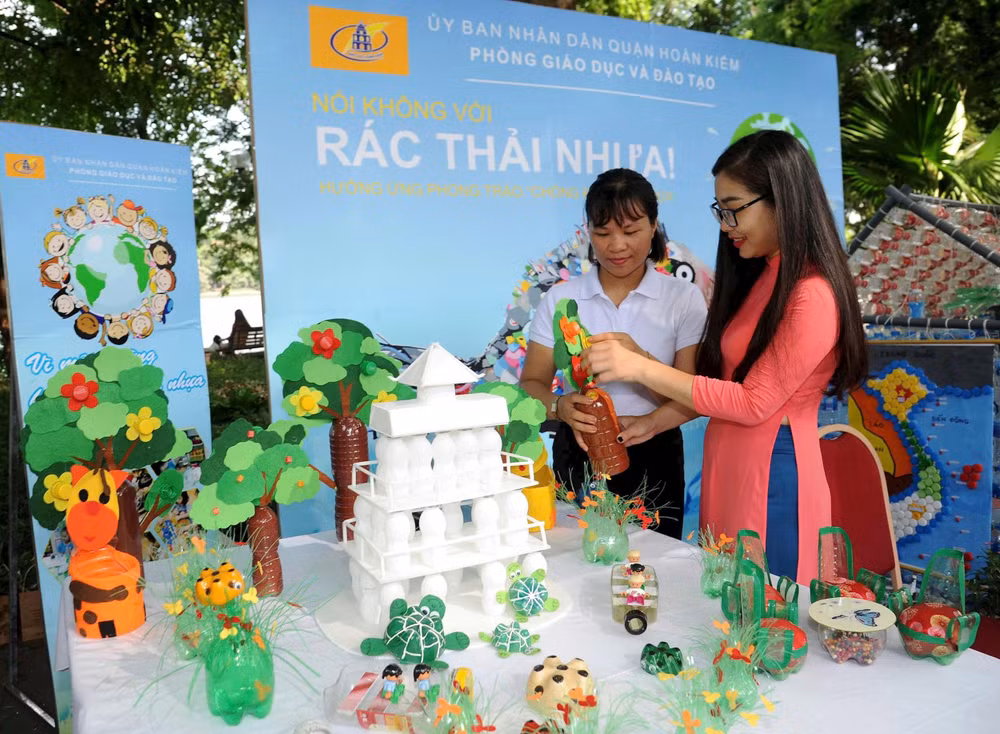 Các sản phảm được tái chế từ rác thải nhựa. Ảnh | Trần Hải