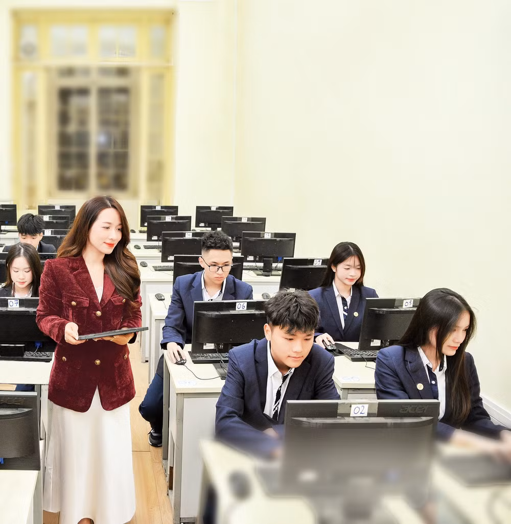 Trong kỷ nguyên AI, vị thế của nhà giáo không hề bị lu mờ mà ngược lại, càng được nâng cao ở khía cạnh định hướng giá trị. Trong ảnh: Giờ học tại Phòng Tin học, Trường THPT Trần Phú-Hoàn Kiếm (Hà Nội). Ảnh Thế Đại
