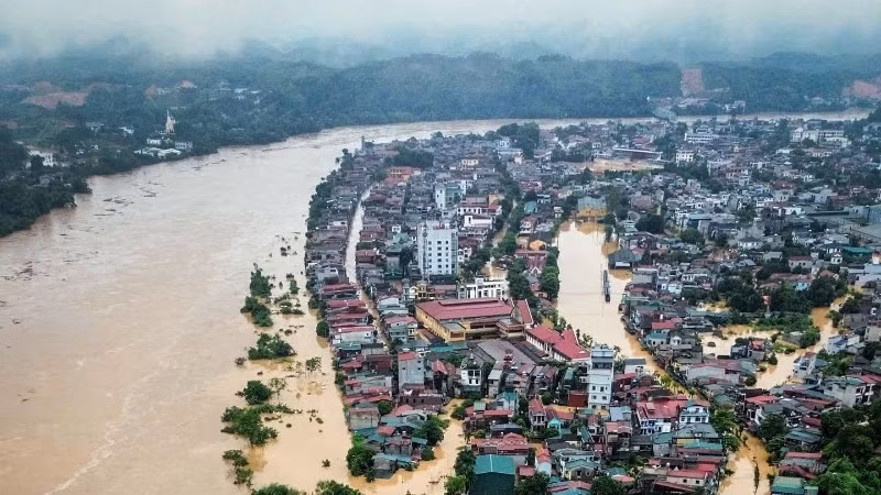 Phường Yên Bái, tỉnh Lào Cai, ngập sâu trong biển nước do ảnh hưởng của đợt mưa lũ vào cuối tháng 9 vừa qua. (Ảnh Thành Đạt)