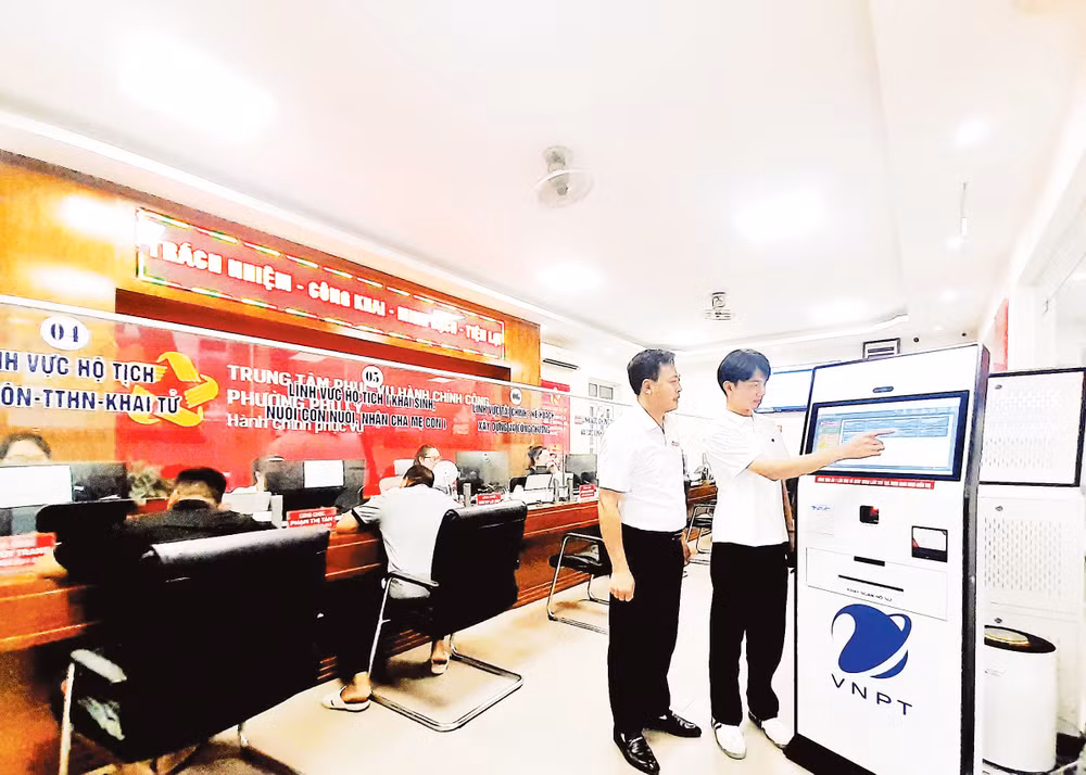 Cán bộ Trung tâm Phục vụ hành chính công phường Phủ Lý (tỉnh Ninh Bình) thường xuyên phải làm việc quá giờ để phục vụ người dân. Ảnh: Linh Cầm