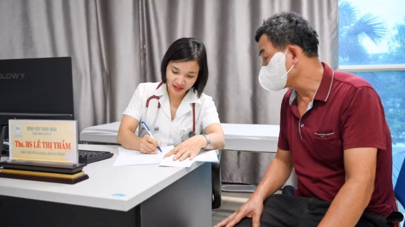 Người dân đến khám bệnh tại Bệnh viện Thanh Nhàn (Hà Nội). (Ảnh Thế Đại)