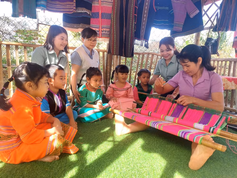 Nghề dệt thổ cẩm góp phần thúc đẩy phát triển du lịch. Ảnh: Trường Sơn