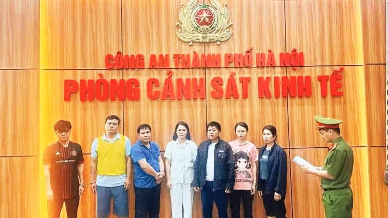 Công an đọc quyết định khởi tố bị can vụ đường dây giết mổ, tiêu thụ gần 300 tấn lợn bệnh.