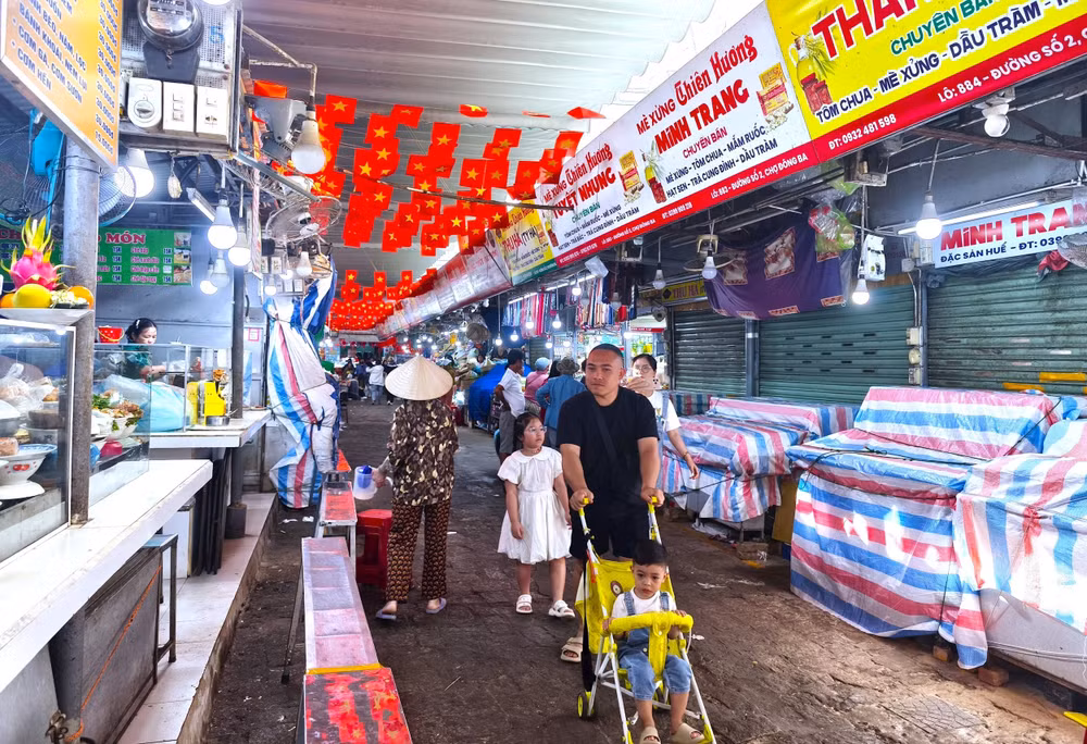 Chi phí đầu vào gia tăng sẽ lan tỏa sang nhiều nhóm hàng hóa và dịch vụ, làm gia tăng áp lực lạm phát, gia tăng gánh nặng trên vai người tiêu dùng. (Ảnh: Nguyễn Hùng)