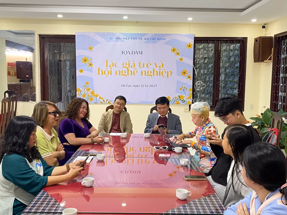 Buổi tọa đàm trong chương trình trại sáng tác do Hội Nhà văn Thành phố Hồ Chí Minh tổ chức, tháng 12/2025, tại Lâm Đồng.