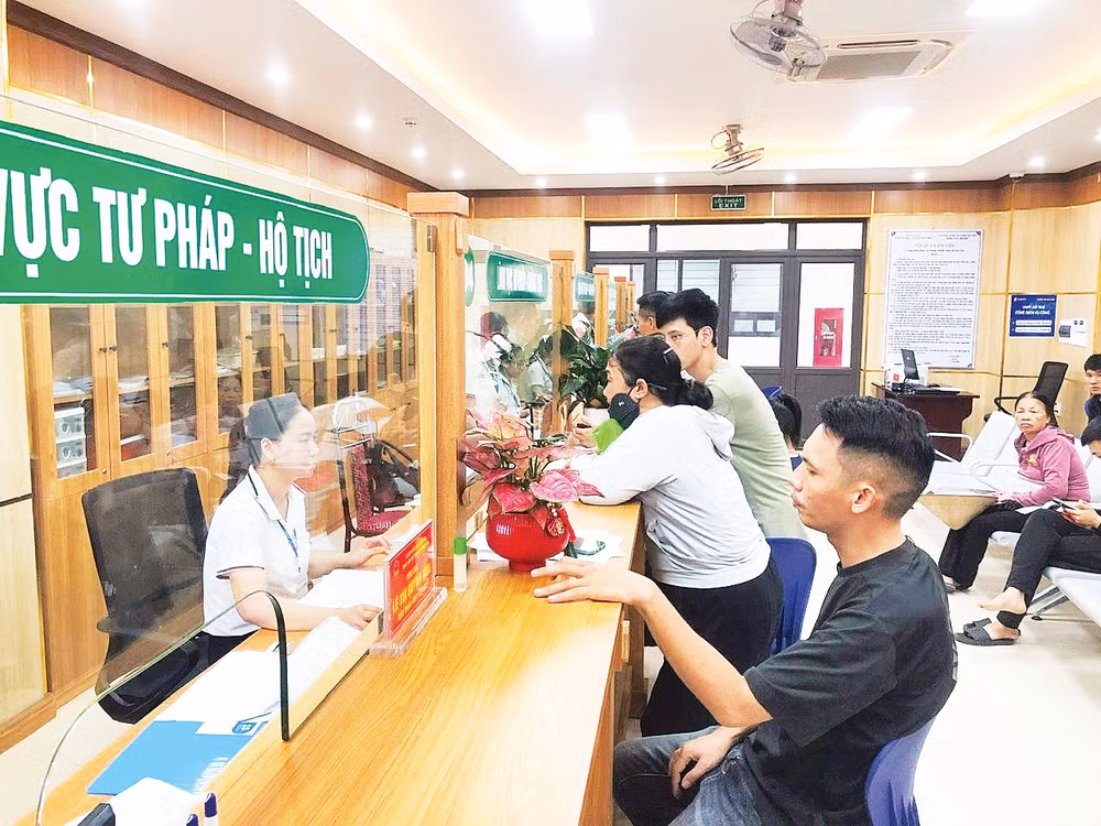Cán bộ Trung tâm phục vụ hành chính công xã An Lão (Hải Phòng) giải quyết thủ tục hành chính cho người dân.