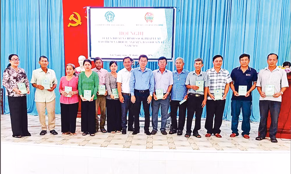 Ra mắt mô hình “Chi hội nông dân tiết kiệm tham gia bảo hiểm xã hội tự nguyện” tại xã Cái Ngang. Ảnh: Thế Nguyên