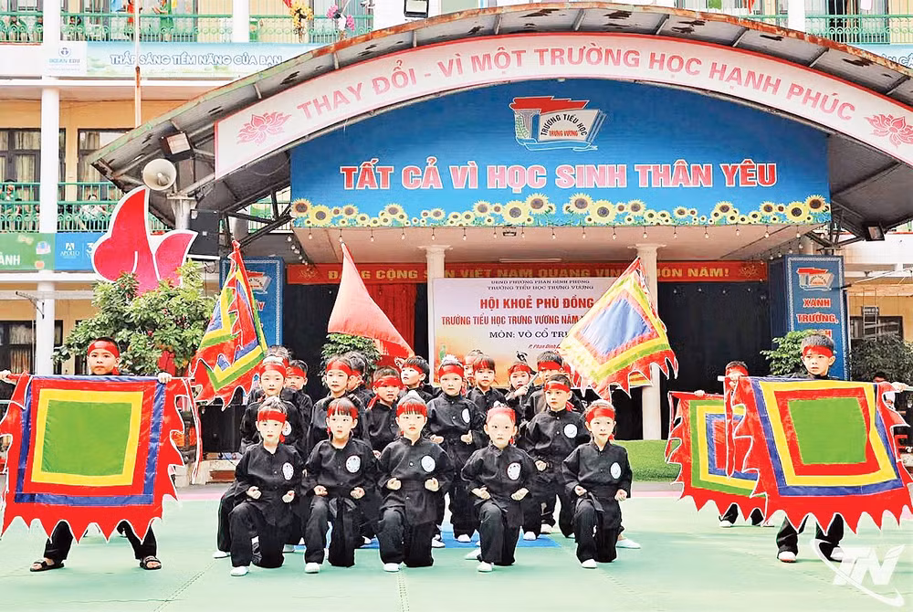 Học sinh Trường tiểu học Trưng Vương, phường Phan Đình Phùng trình diễn võ cổ truyền. Ảnh: Báo Thái Nguyên