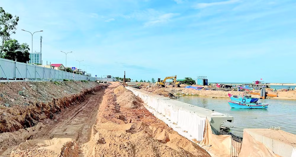 Nhiều hệ thống đê kè được các địa phương gấp rút thi công, bảo đảm phòng, chống lụt bão.