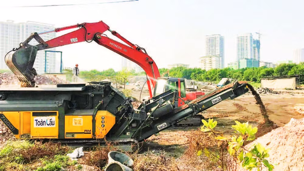 Máy nghiền chất thải rắn xây dựng của Công ty cổ phần dịch vụ Toàn Cầu tại khu vực nút giao Pháp Vân - Cầu Giẽ.