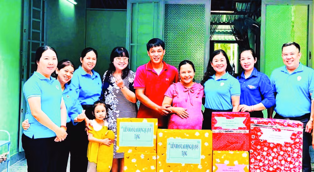 "Mái ấm công đoàn" được trao tặng cho gia đình chị Nguyễn Thị Thùy My là động lực để vợ chồng chị thêm niềm tin vươn lên trong cuộc sống.