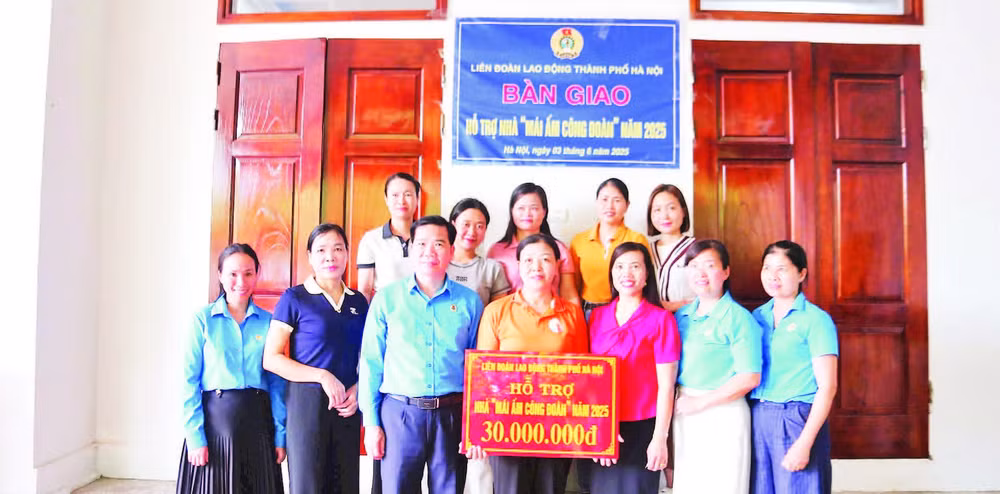 Đại diện Liên đoàn Lao động thành phố Hà Nội, Liên đoàn Lao động huyện Ba Vì, Công đoàn Trường mầm non Cổ Đô trao hỗ trợ nhà “Mái ấm Công đoàn” cho chị Mai Thị Lương. (Ảnh LĐLĐ THÀNH PHỐ HÀ NỘI)