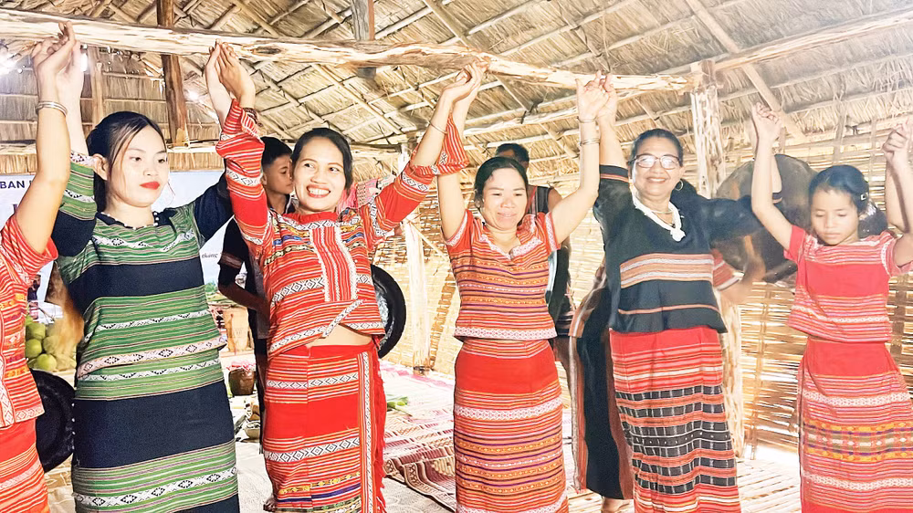 Giữ điệu múa, tiếng hát của người S’tiêng. Ảnh: Tâm Thanh