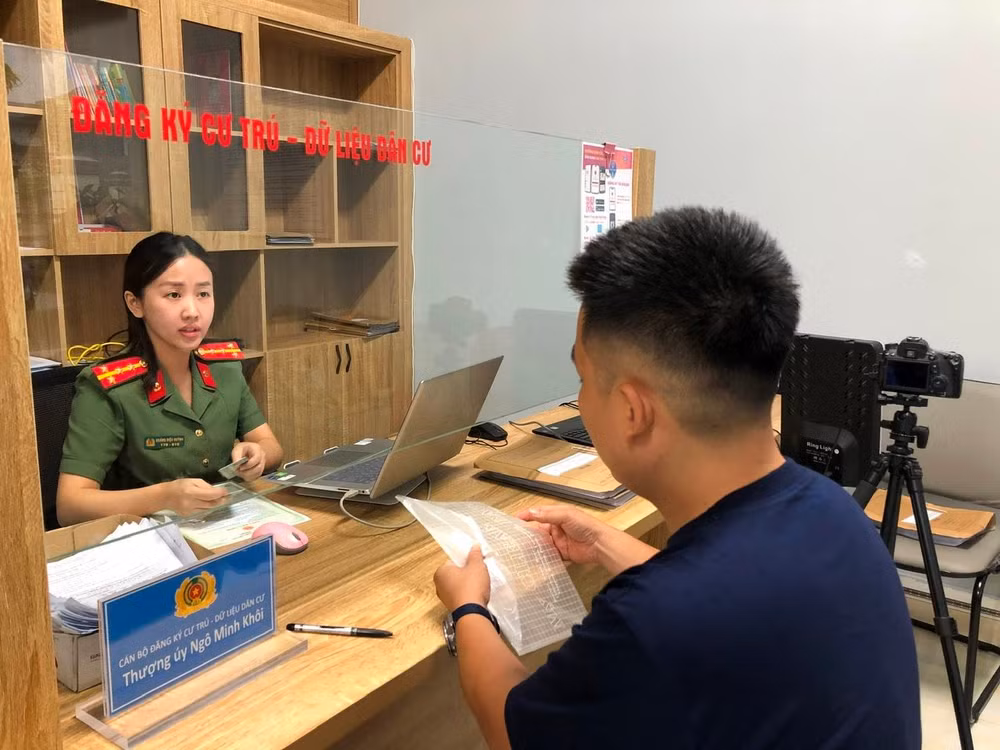 Cán bộ Công an phường Móng Cái 2 hướng dẫn người dân làm thủ tục hành chính.