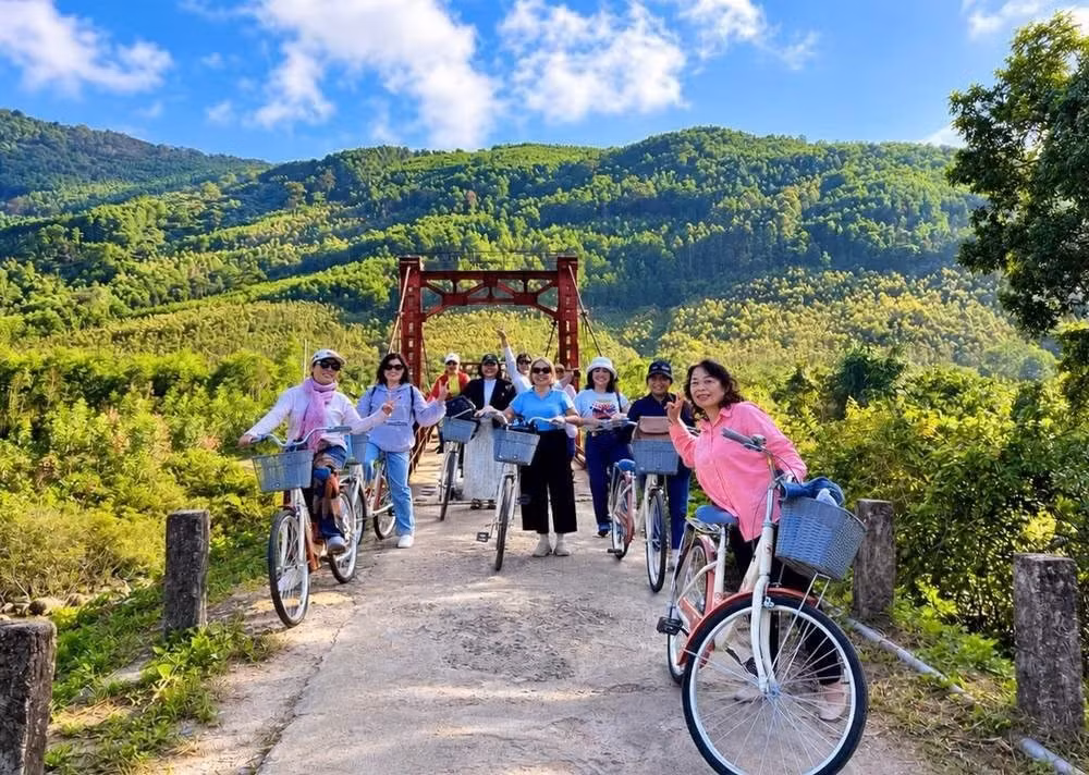 Du khách tham quan các điểm du lịch tại Vĩnh An. Ảnh: Bùi Nghĩa