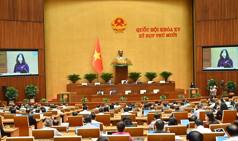 Bộ trưởng Y tế Đào Hồng Lan trình bày Tờ trình Dự thảo Nghị quyết của Quốc hội. (Nguồn QUOCHOI.VN)