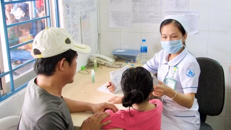 Trẻ em khám bệnh tay chân miệng tại Bệnh viện Nhi đồng 1 Thành phố Hồ Chí Minh. 