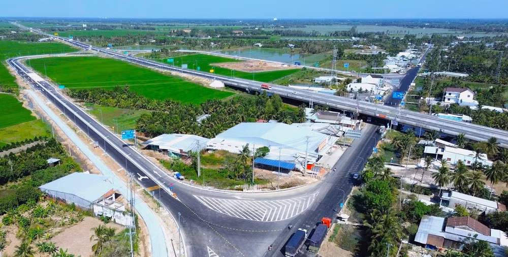 Ngân sách nhà nước sẽ đóng vai trò “vốn mồi”, tập trung đầu tư vào các lĩnh vực có tính lan tỏa cao, tạo điều kiện để khu vực tư nhân tham gia đầu tư. (Trong ảnh: Đường dẫn nút giao IC5 vào cao tốc Cần Thơ-Cà Mau).