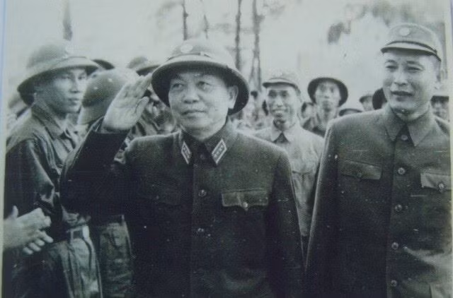 Tổng Tư lệnh, Ðại tướng Võ Nguyên Giáp thăm Bộ đội Trường Sơn. Ði bên cạnh là Tư lệnh Ðồng Sỹ Nguyên. (Ảnh tư liệu).