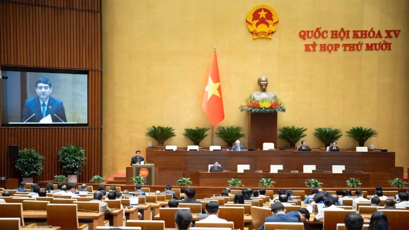 Chủ nhiệm Ủy ban Văn hóa và Xã hội của Quốc hội Nguyễn Đắc Vinh trình bày Báo cáo thẩm tra dự thảo Nghị quyết trước Quốc hội. (Nguồn QUOCHOI.VN)