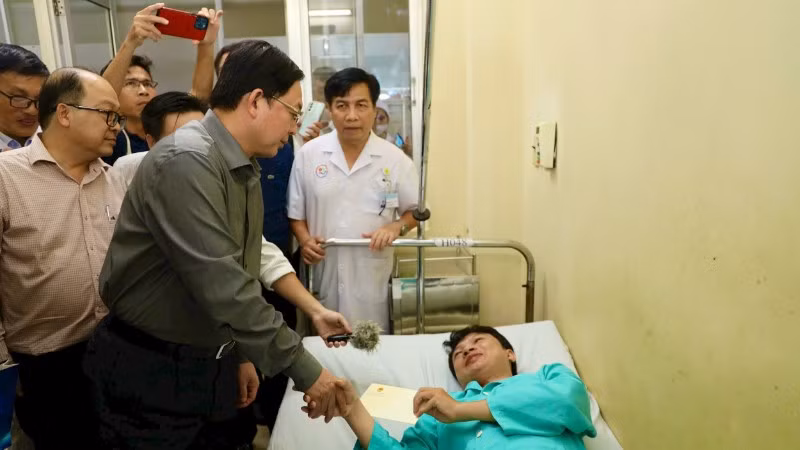Phó Thủ tướng Hồ Quốc Dũng đến Bệnh viện Đa khoa Khánh Hòa thăm hỏi, tặng quà nạn nhân bị thương nặng trong vụ sạt lở trên đèo Khánh Lê.