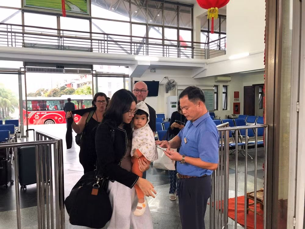 Kiểm soát vé khách đi tàu tại Ga Ninh Bình.