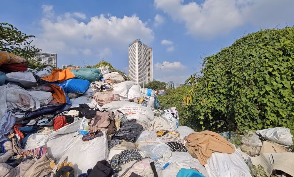Quần áo cũ đổ đống, tiềm ẩn nguy cơ ô nhiễm tại một phường của Thành phố Hà Nội.