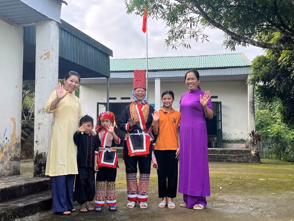 Các cô giáo Trường Phổ thông nội trú tiểu học và THCS Bình Liêu đến thăm học sinh trước ngày Khai giảng năm học mới 2026-2027.